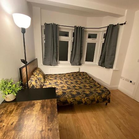 Отель 4 Wharncliffe Drive Hanwell Экстерьер фото