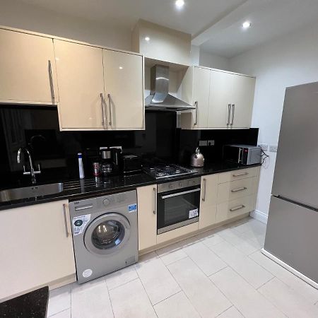 Отель 4 Wharncliffe Drive Hanwell Экстерьер фото