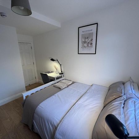 Отель 4 Wharncliffe Drive Hanwell Экстерьер фото