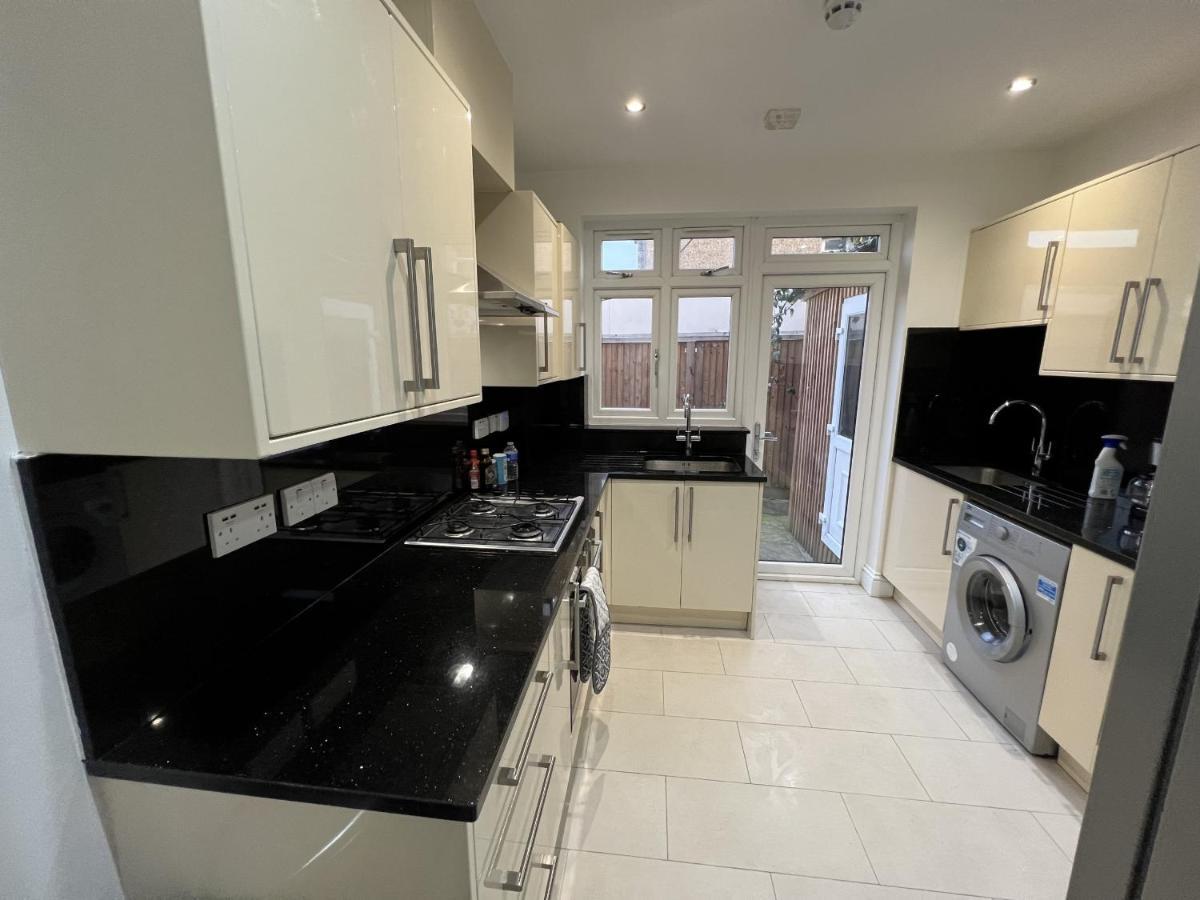 Отель 4 Wharncliffe Drive Hanwell Экстерьер фото