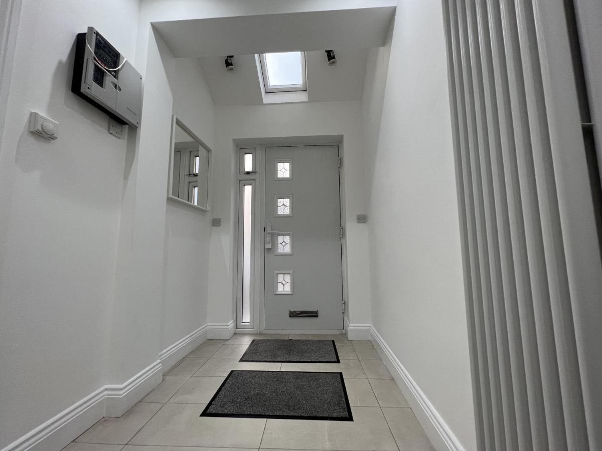 Отель 4 Wharncliffe Drive Hanwell Экстерьер фото