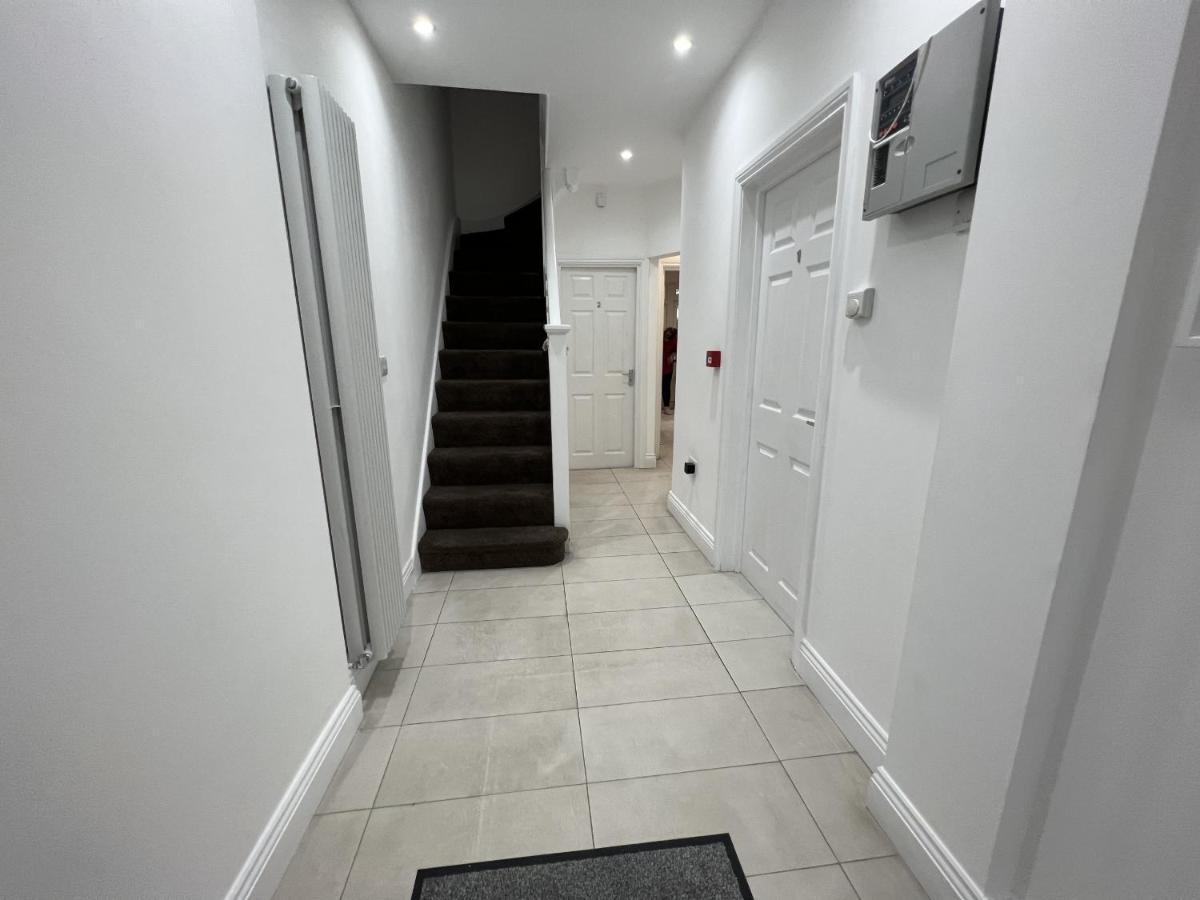 Отель 4 Wharncliffe Drive Hanwell Экстерьер фото