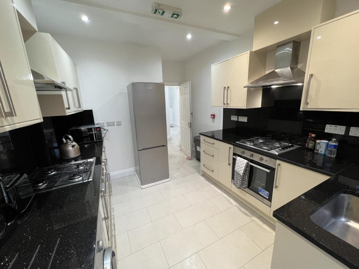 Отель 4 Wharncliffe Drive Hanwell Экстерьер фото