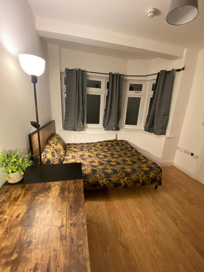 Отель 4 Wharncliffe Drive Hanwell Экстерьер фото