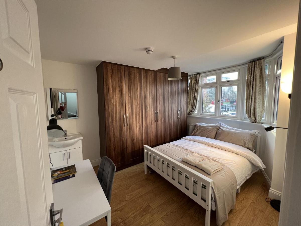 Отель 4 Wharncliffe Drive Hanwell Экстерьер фото