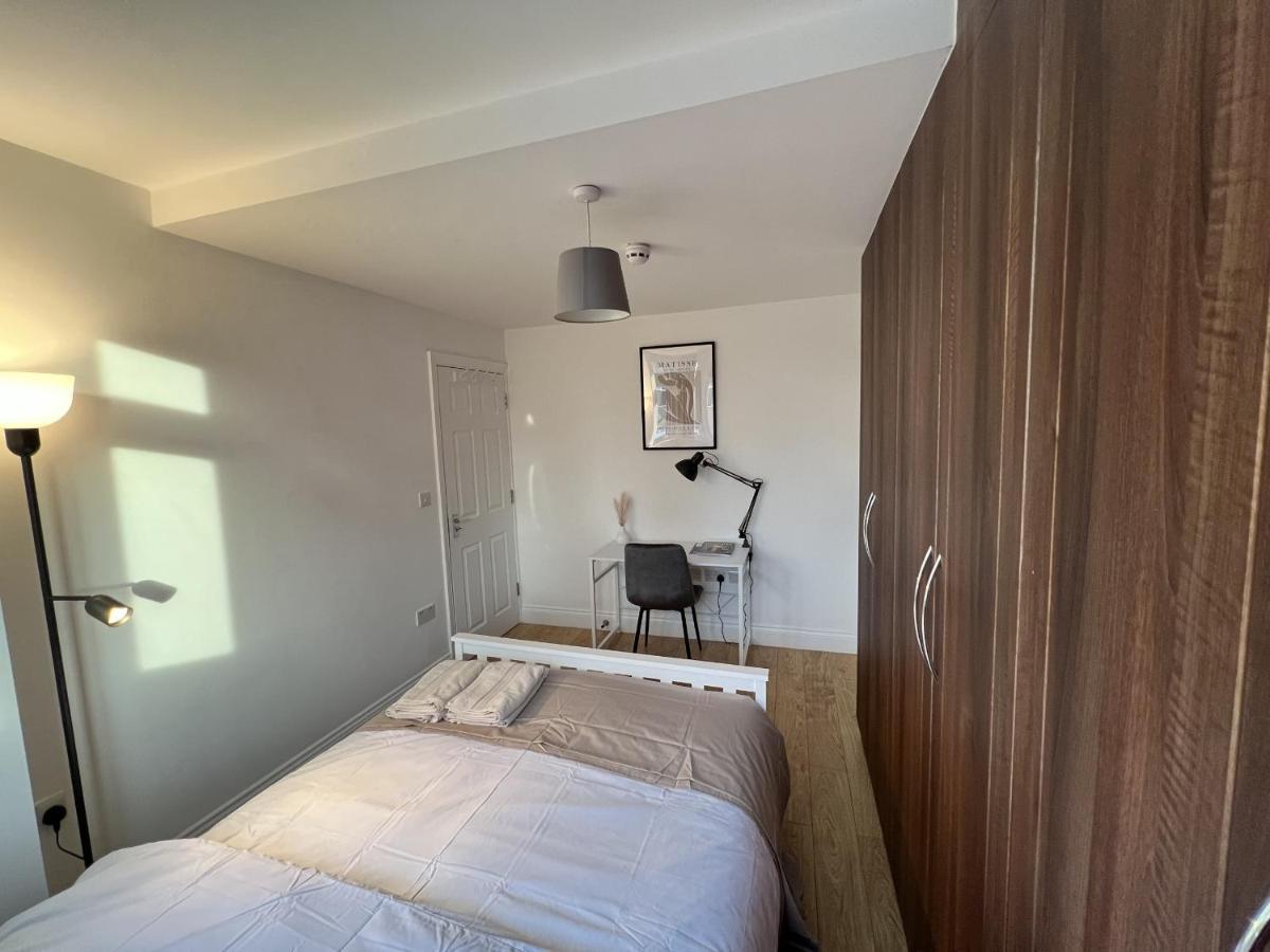 Отель 4 Wharncliffe Drive Hanwell Экстерьер фото