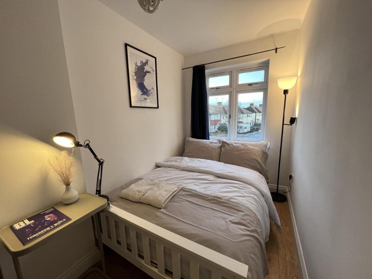 Отель 4 Wharncliffe Drive Hanwell Экстерьер фото