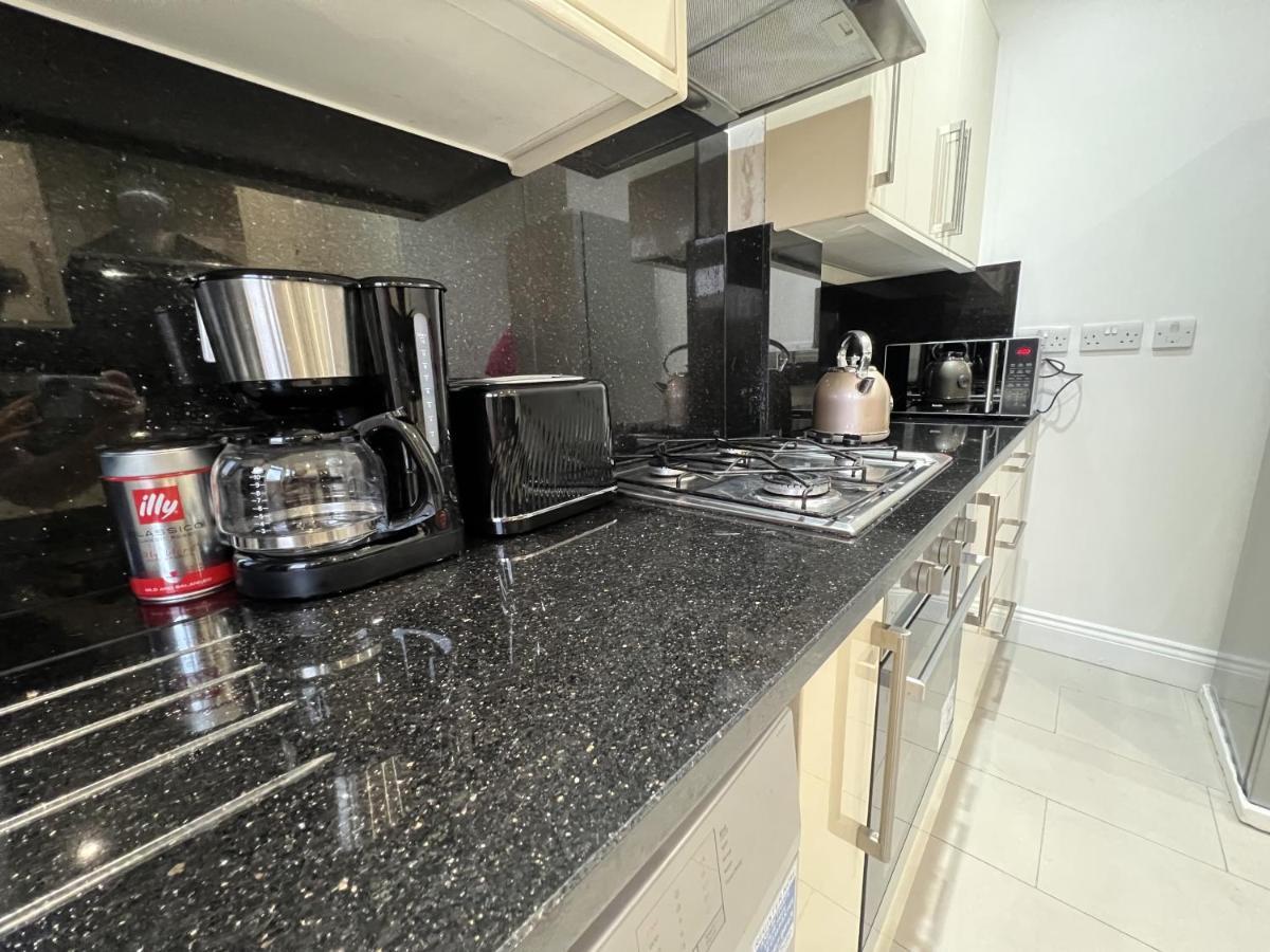 Отель 4 Wharncliffe Drive Hanwell Экстерьер фото