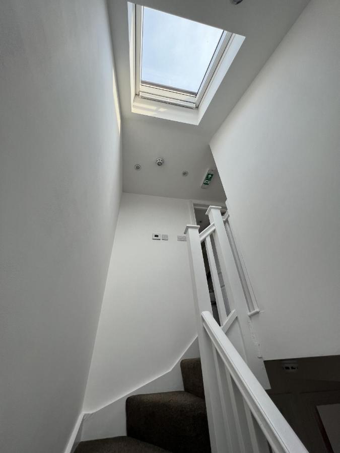 Отель 4 Wharncliffe Drive Hanwell Экстерьер фото