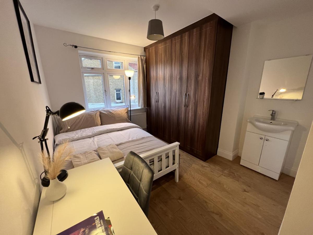 Отель 4 Wharncliffe Drive Hanwell Экстерьер фото