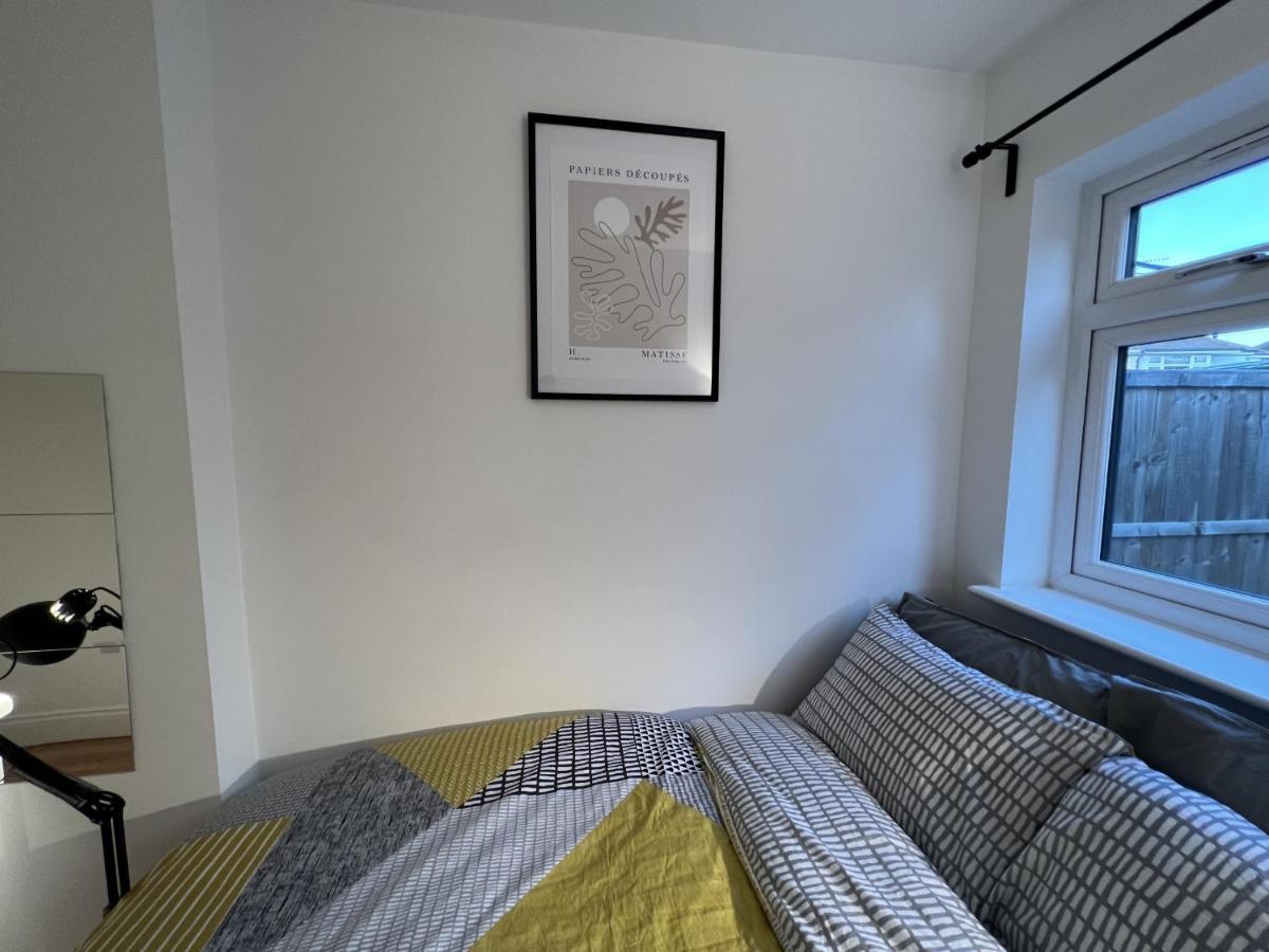 Отель 4 Wharncliffe Drive Hanwell Экстерьер фото