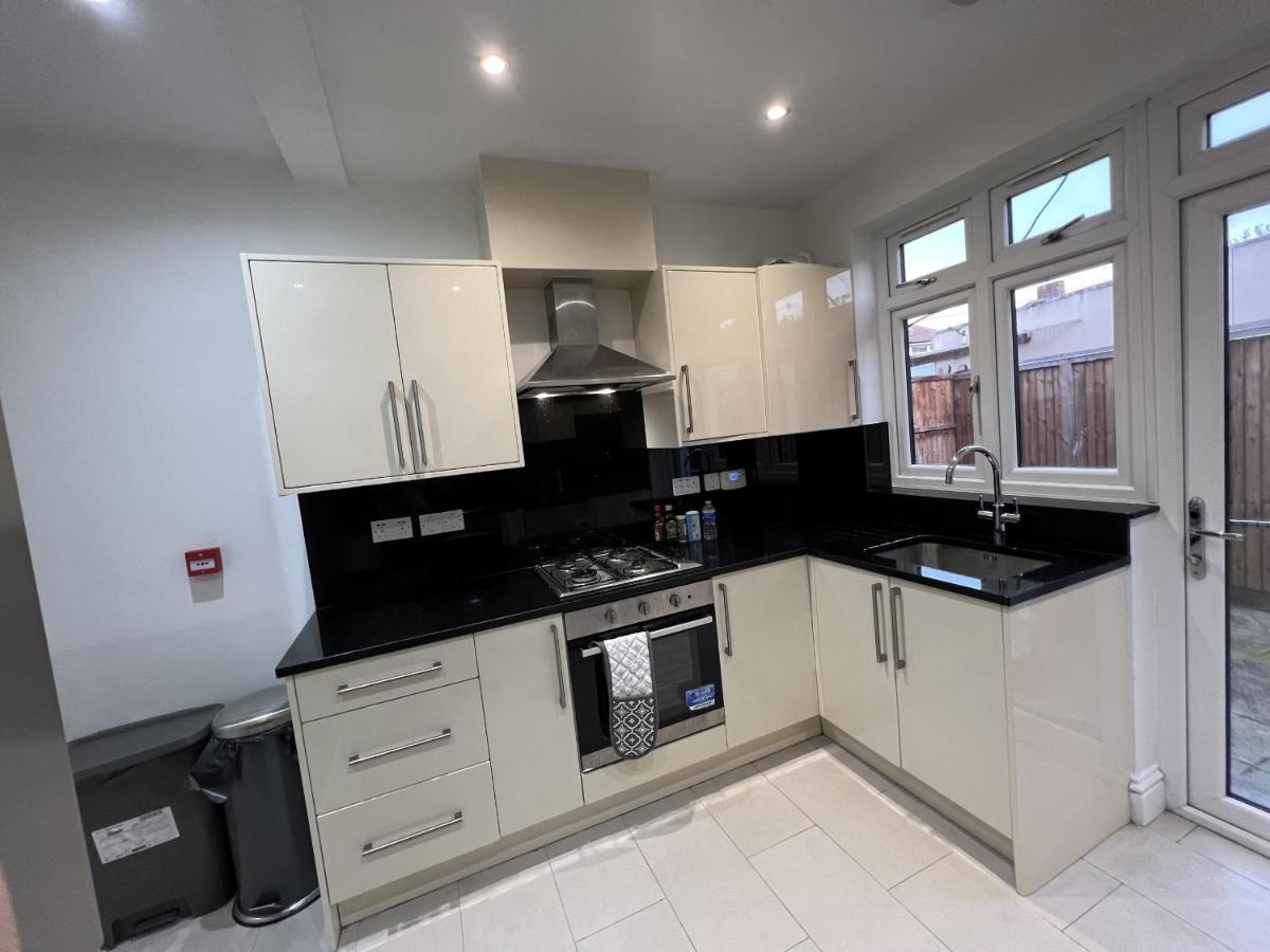 Отель 4 Wharncliffe Drive Hanwell Экстерьер фото