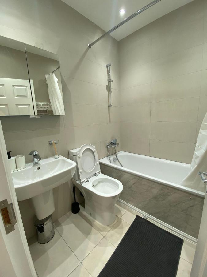 Отель 4 Wharncliffe Drive Hanwell Экстерьер фото