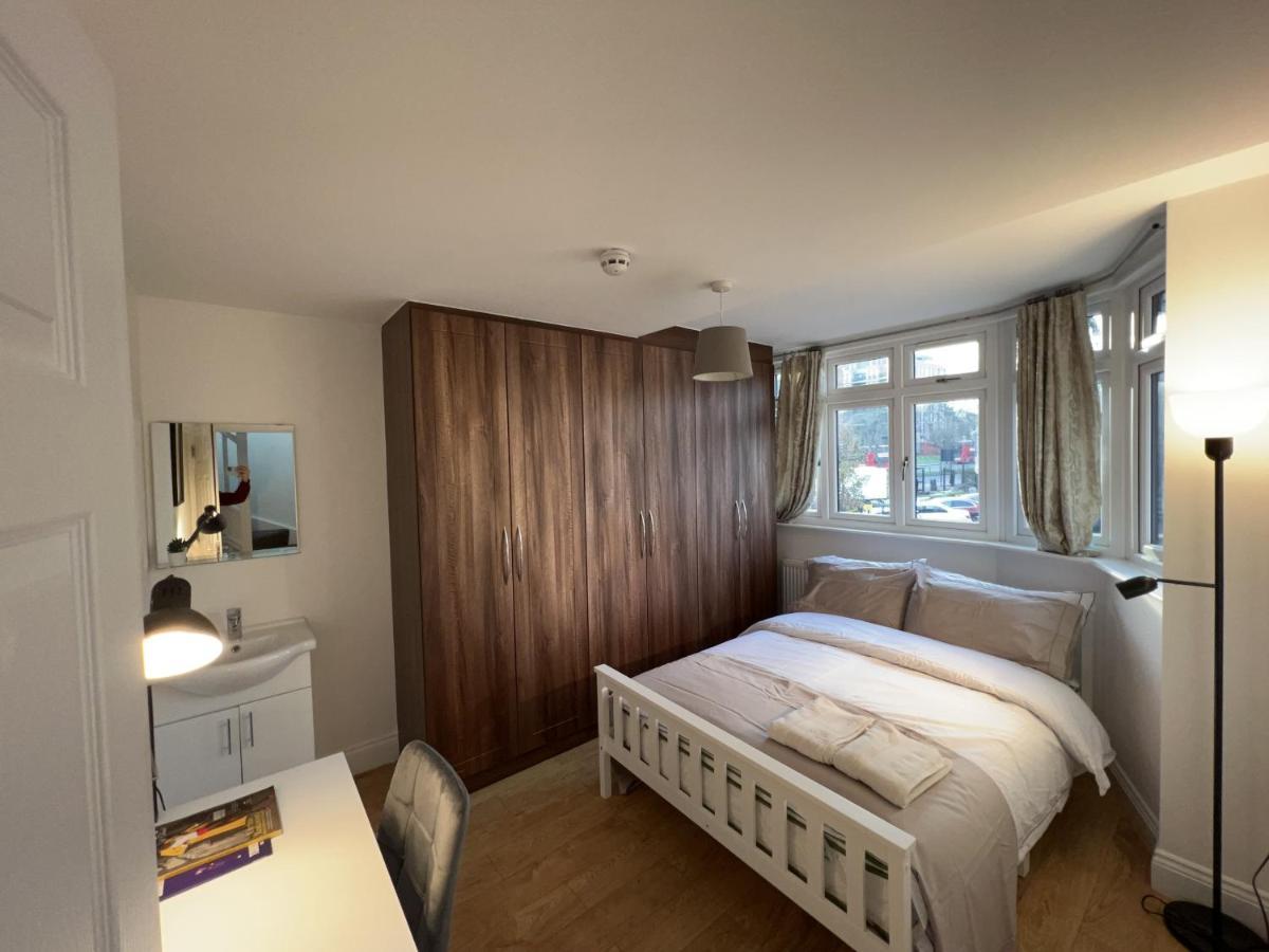 Отель 4 Wharncliffe Drive Hanwell Экстерьер фото