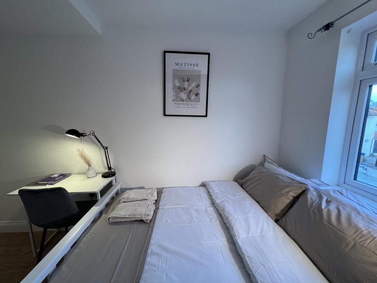 Отель 4 Wharncliffe Drive Hanwell Экстерьер фото