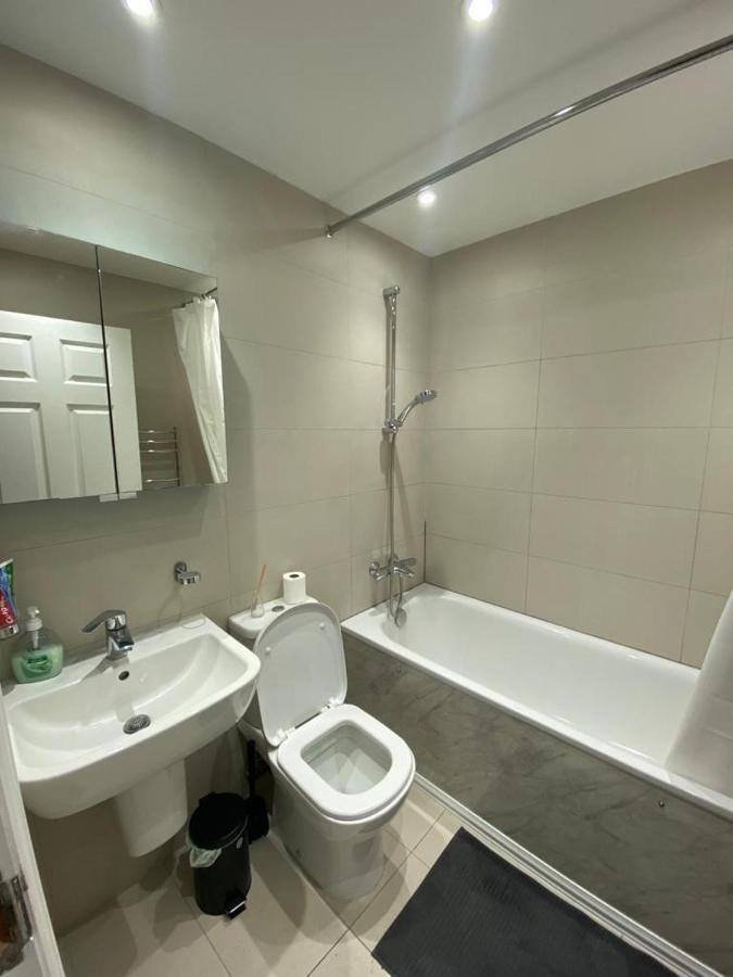 Отель 4 Wharncliffe Drive Hanwell Экстерьер фото