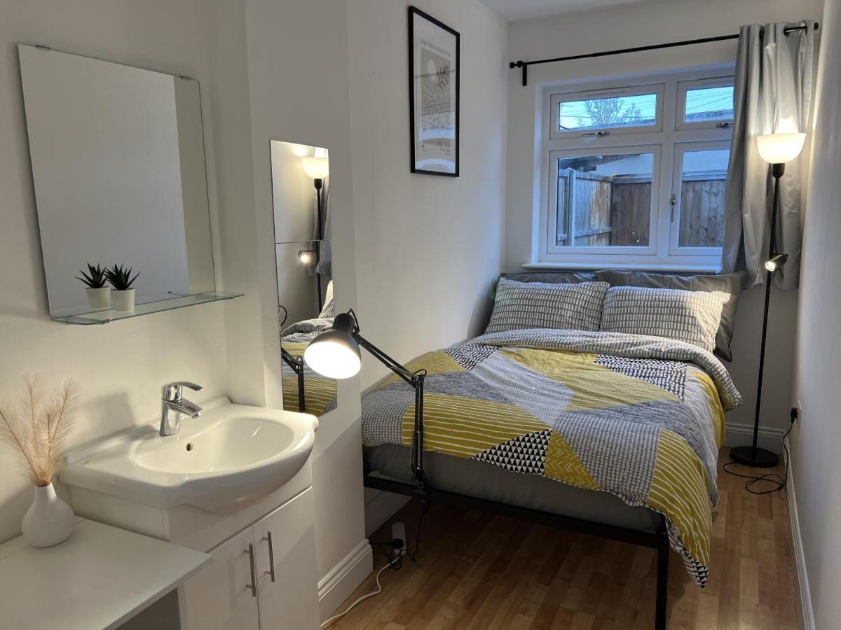Отель 4 Wharncliffe Drive Hanwell Экстерьер фото