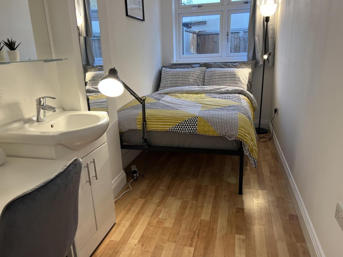 Отель 4 Wharncliffe Drive Hanwell Экстерьер фото