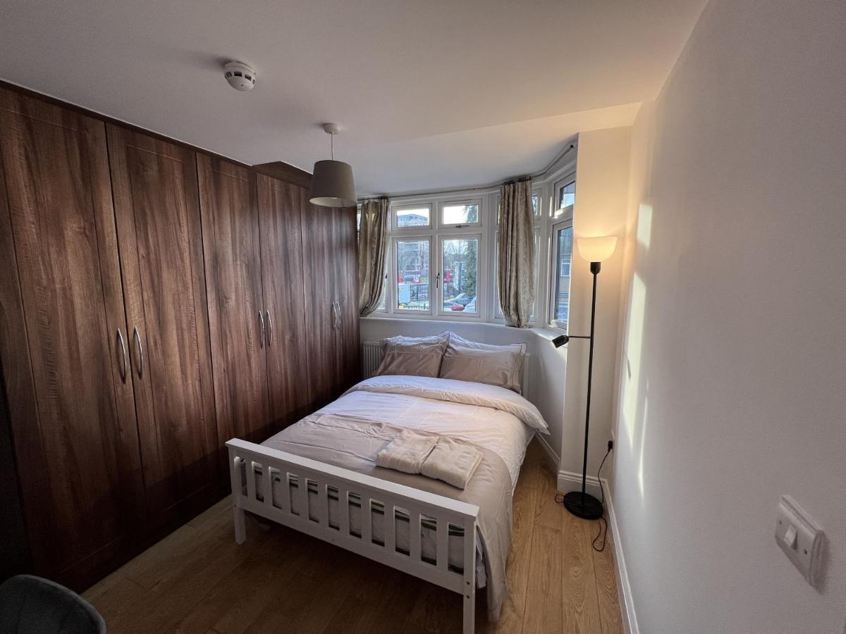 Отель 4 Wharncliffe Drive Hanwell Экстерьер фото