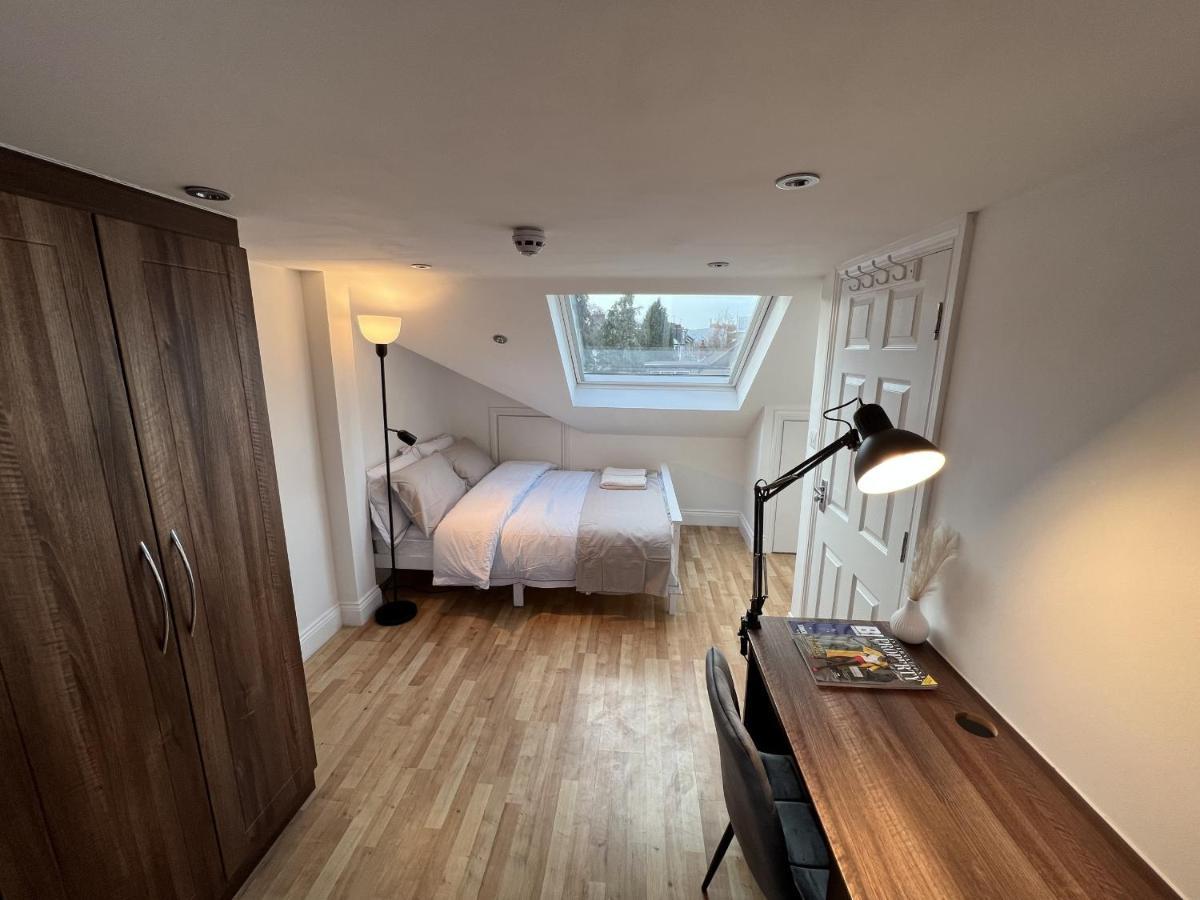 Отель 4 Wharncliffe Drive Hanwell Экстерьер фото