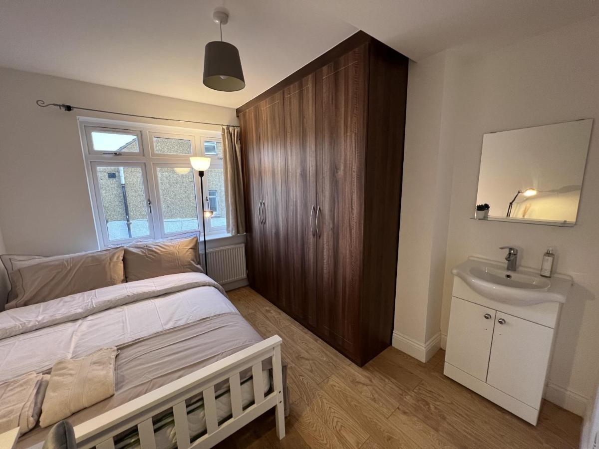 Отель 4 Wharncliffe Drive Hanwell Экстерьер фото
