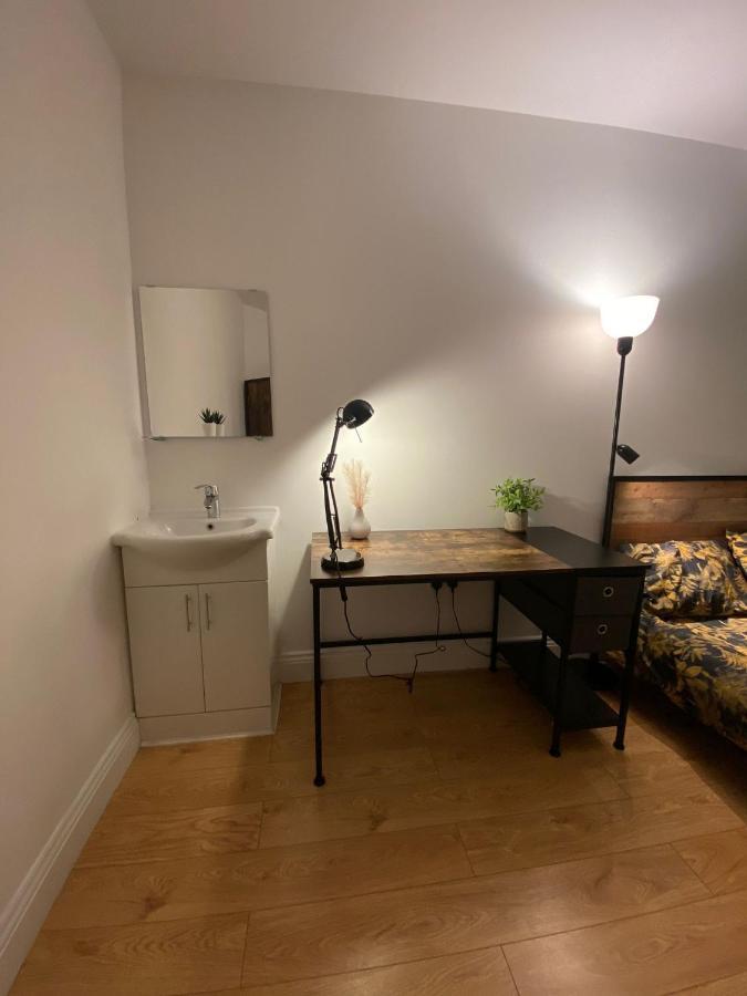 Отель 4 Wharncliffe Drive Hanwell Экстерьер фото