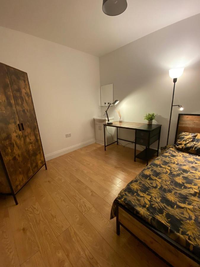 Отель 4 Wharncliffe Drive Hanwell Экстерьер фото