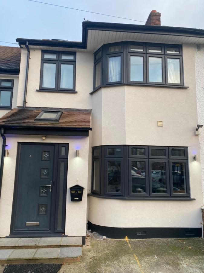 Отель 4 Wharncliffe Drive Hanwell Экстерьер фото