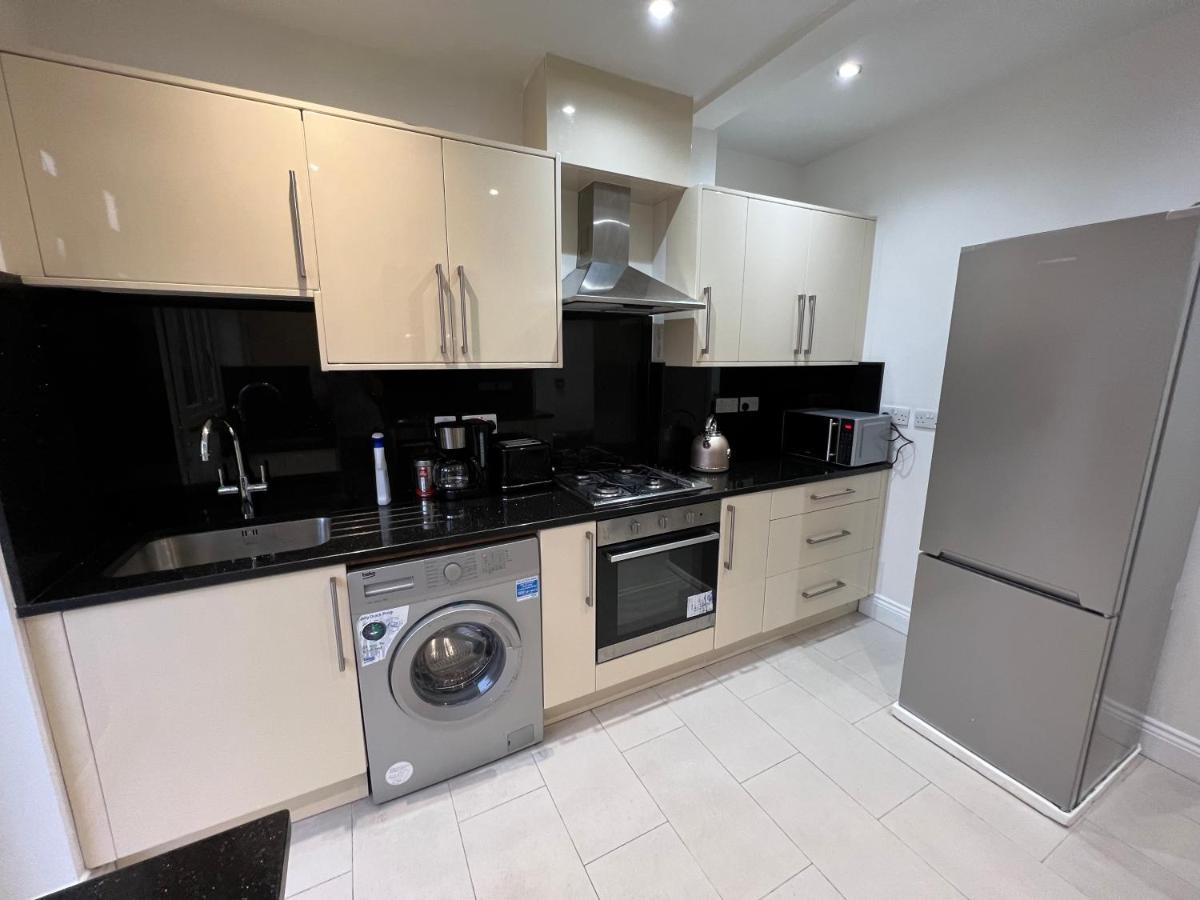 Отель 4 Wharncliffe Drive Hanwell Экстерьер фото