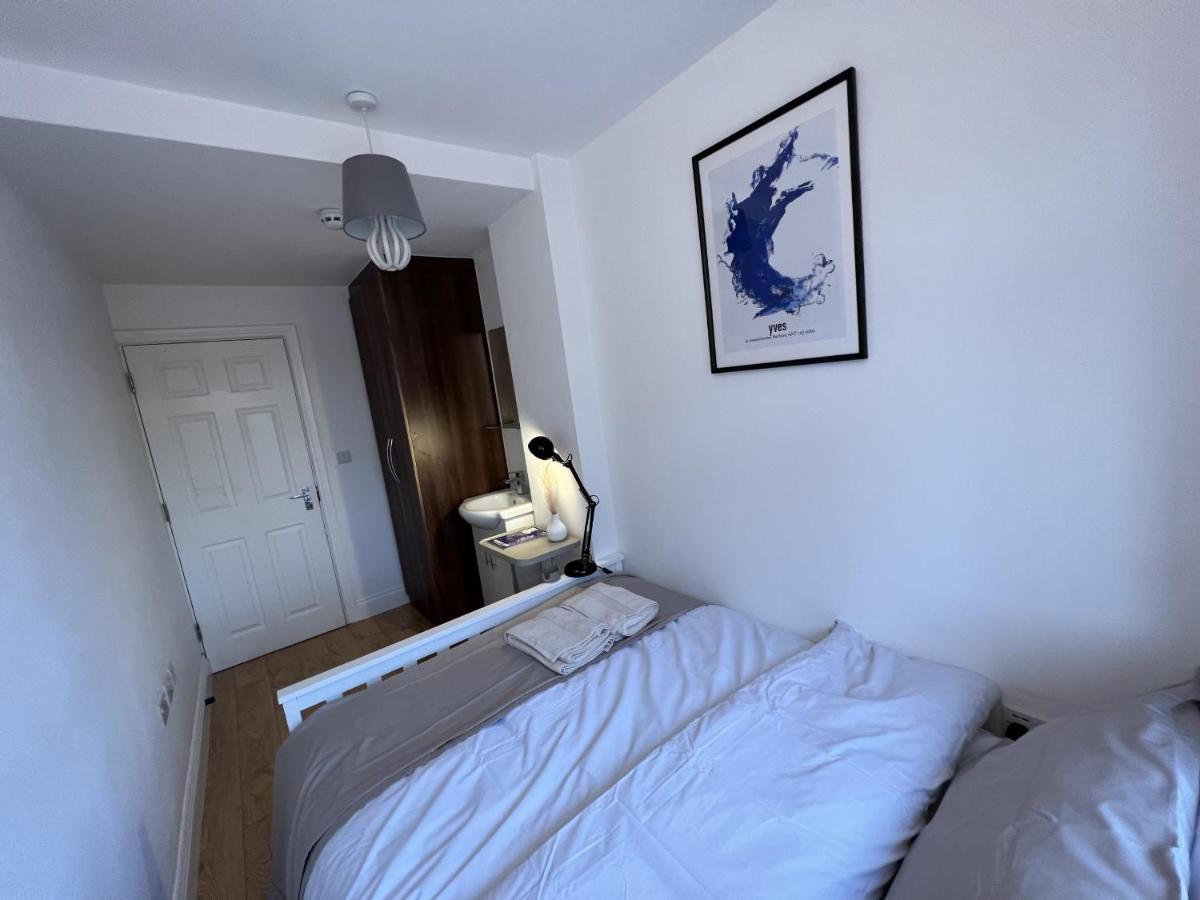 Отель 4 Wharncliffe Drive Hanwell Экстерьер фото
