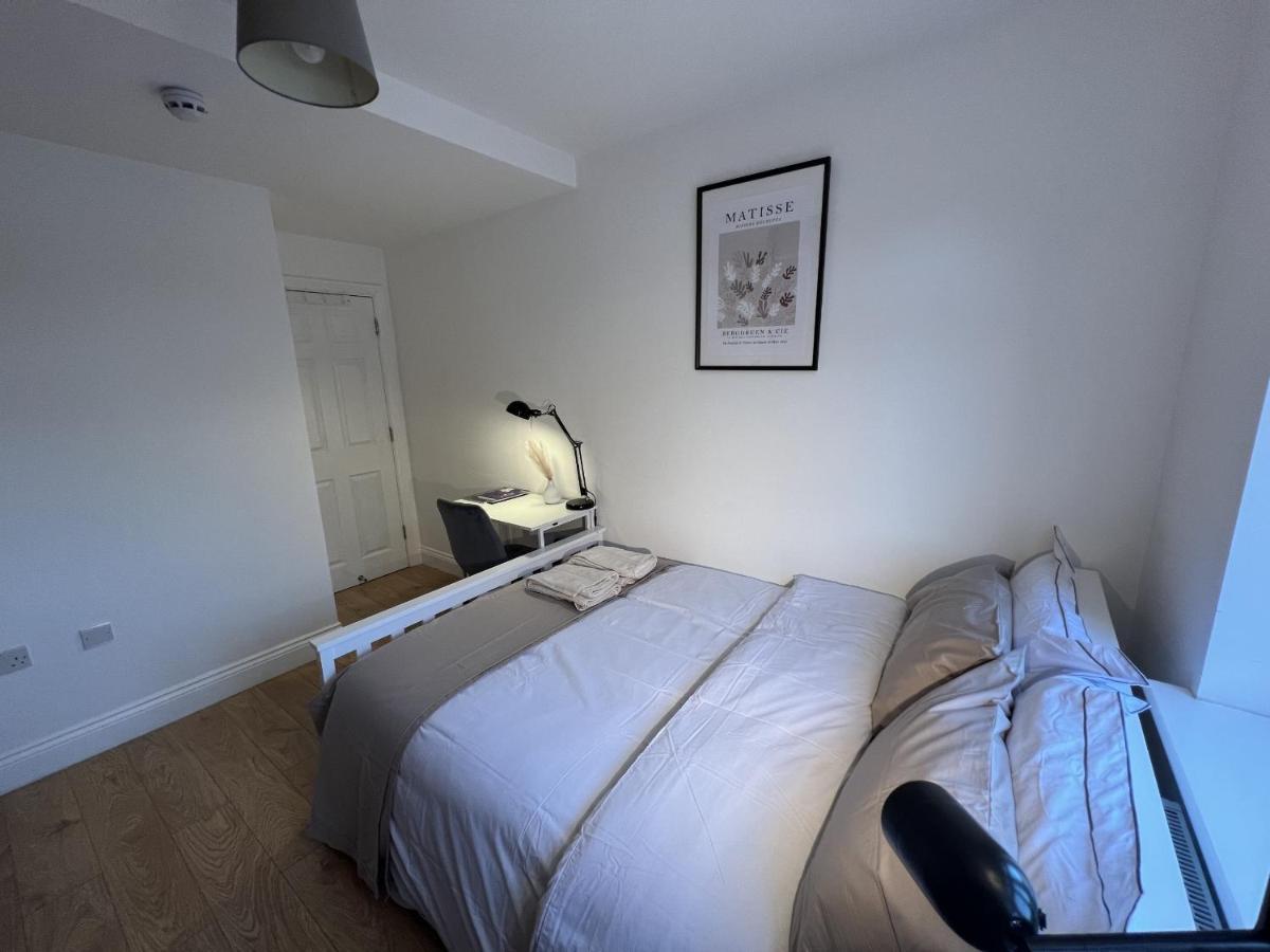 Отель 4 Wharncliffe Drive Hanwell Экстерьер фото
