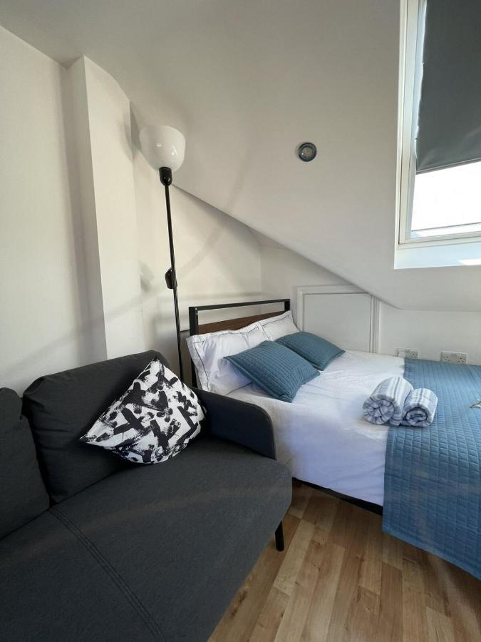 Отель 4 Wharncliffe Drive Hanwell Экстерьер фото