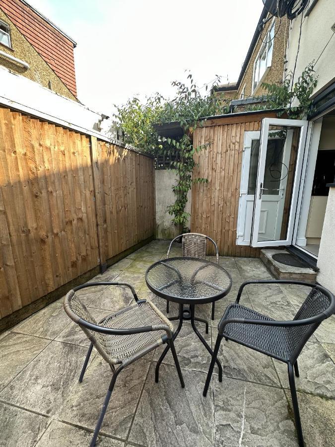 Отель 4 Wharncliffe Drive Hanwell Экстерьер фото
