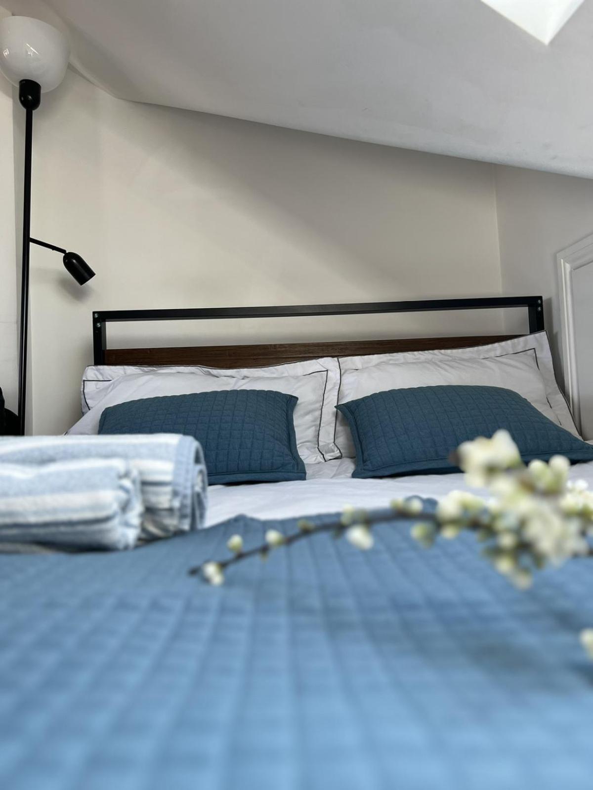 Отель 4 Wharncliffe Drive Hanwell Экстерьер фото