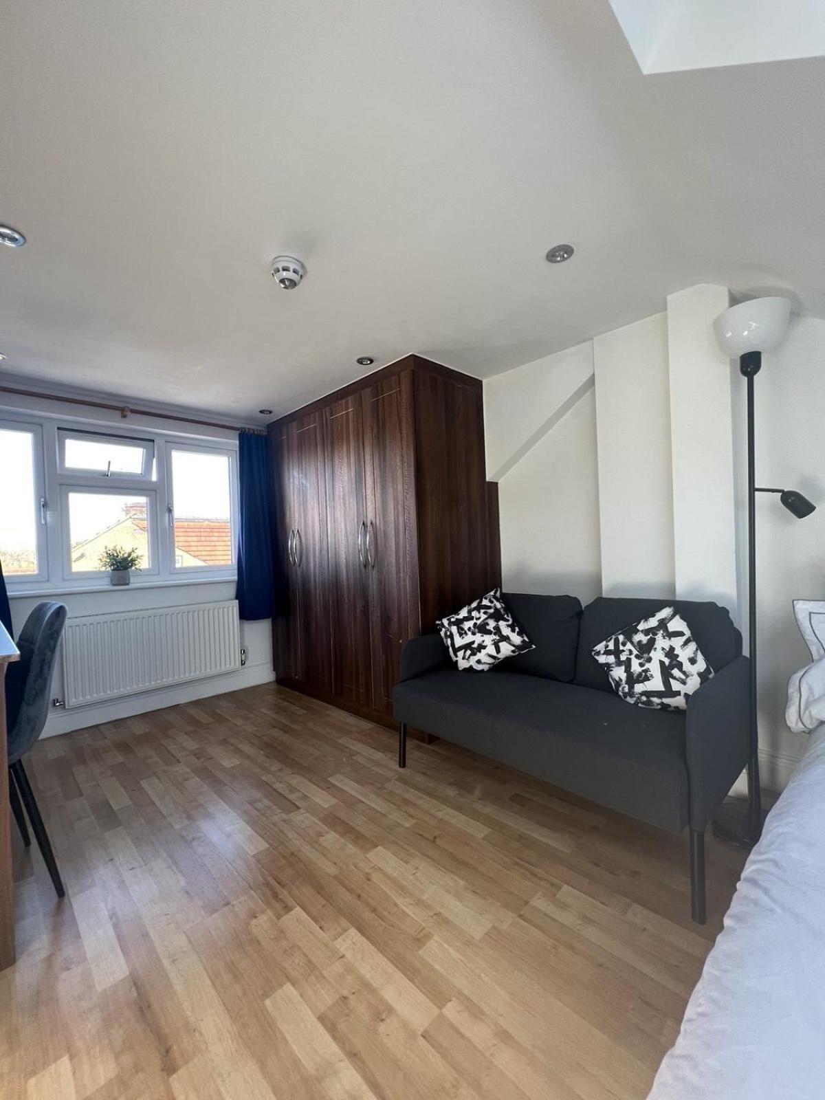 Отель 4 Wharncliffe Drive Hanwell Номер фото